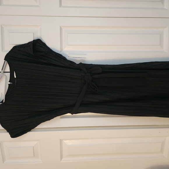 Elegant Black Dress - Picture 1 of 6